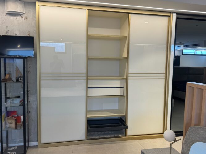 מתצוגה!!!! ארון הזזה בדגם דן, 3 דלתות זכוכית 240 ס